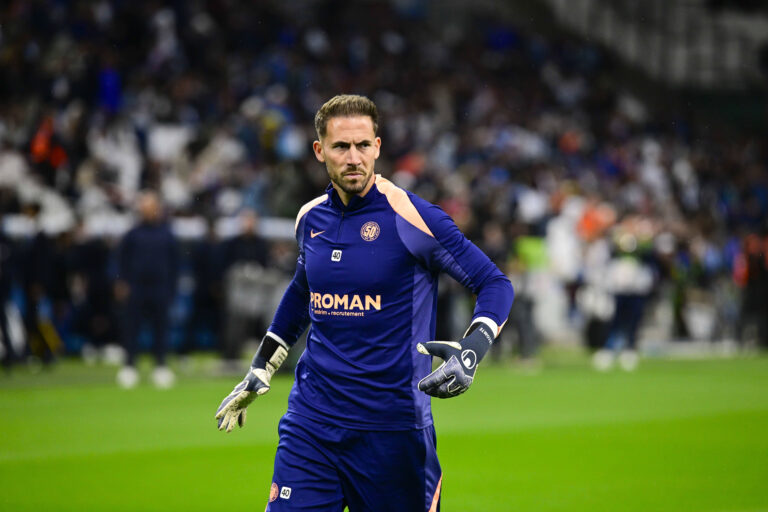 Fulham keeper Lecomte